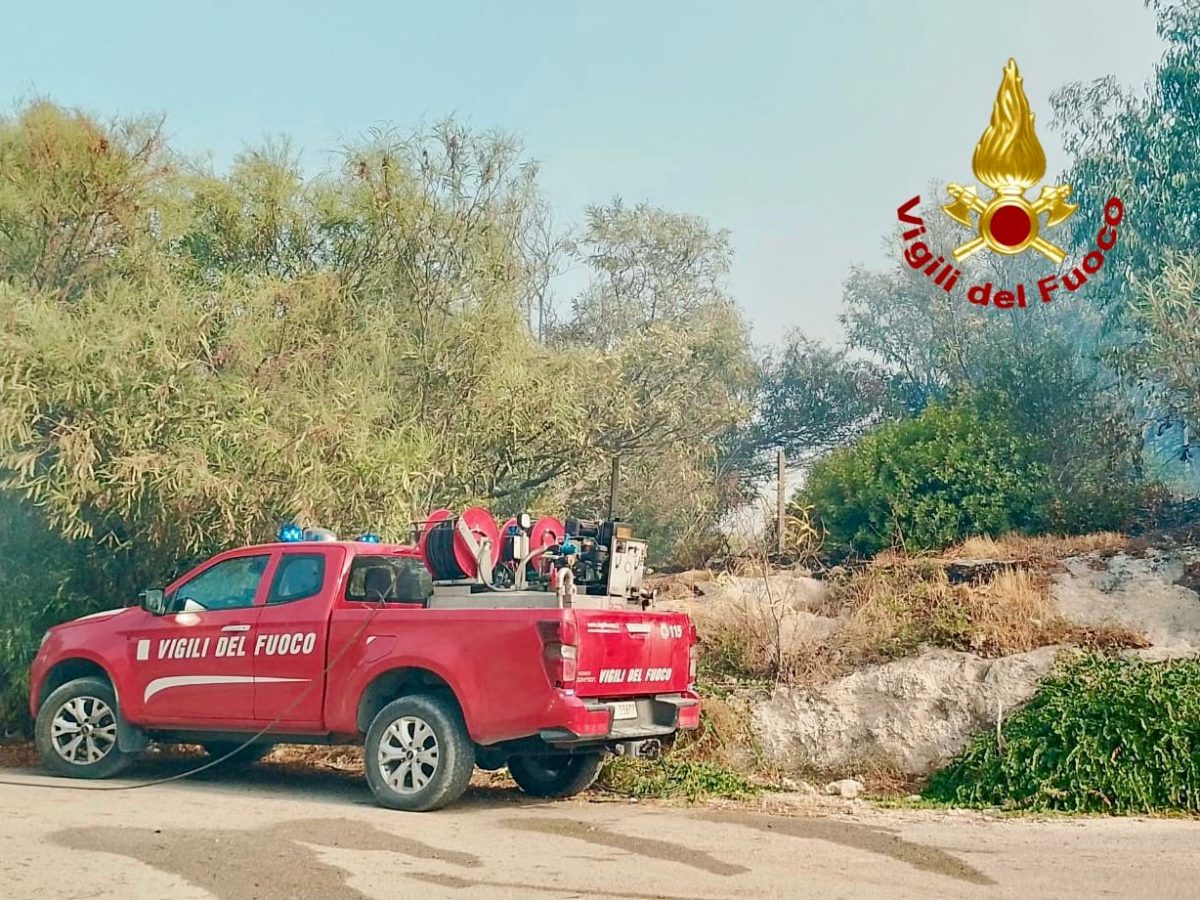 Emergenza incendi, in Sicilia 198 roghi e oltre 800 interventi dei Vigili del Fuoco da venerdì. Allerta rossa in tutte le province della Sicilia eccetto Trapani
