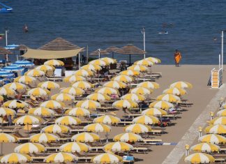 Estate 2026, più vacanze brevi e last minute ma 1 italiano su 4 non è partito