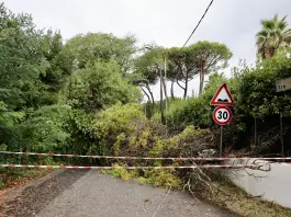 Toscana nella morsa del maltempo, salvate tre persone rimaste sotto una frana in provincia di Massa Carrara