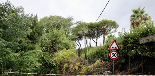 Toscana nella morsa del maltempo, salvate tre persone rimaste sotto una frana in provincia di Massa Carrara