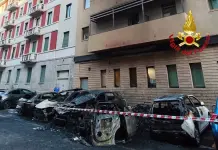 Incendio all’alba a Milano coinvolge sei auto, evacuato un albergo