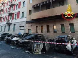 Incendio all’alba a Milano coinvolge 13 auto, evacuato un albergo. Per i vigili del fuoco rogo innescato da una batteria al litio
