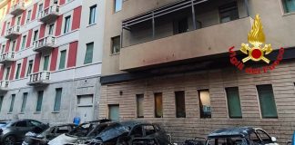 Incendio all’alba a Milano coinvolge 13 auto, evacuato un albergo. Per i vigili del fuoco rogo innescato da una batteria al litio