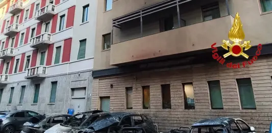 Incendio all’alba a Milano coinvolge 13 auto, evacuato un albergo. Per i vigili del fuoco rogo innescato da una batteria al litio