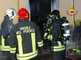 Incendio nel piano interrato di una palazzina nel Bolognese, edificio evacuato