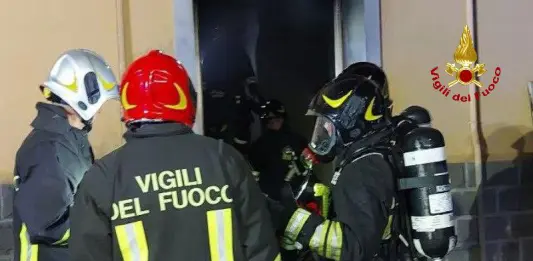 Incendio nel piano interrato di una palazzina nel Bolognese, edificio evacuato
