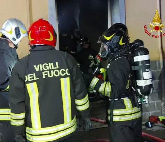 Incendio nel piano interrato di una palazzina nel Bolognese, edificio evacuato