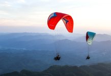 Cina: turisti in parapendio tra le montagne del Guizhou (1)