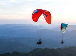 Cina: turisti in parapendio tra le montagne del Guizhou (1)