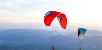 Cina: turisti in parapendio tra le montagne del Guizhou (1)