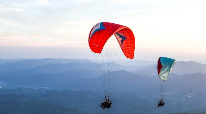 Cina: turisti in parapendio tra le montagne del Guizhou (1)