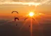 Cina: turisti in parapendio tra le montagne del Guizhou (2)