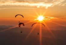 Cina: turisti in parapendio tra le montagne del Guizhou (2)