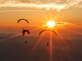 Cina: turisti in parapendio tra le montagne del Guizhou (2)