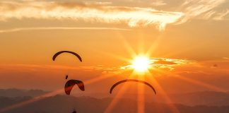 Cina: turisti in parapendio tra le montagne del Guizhou (2)