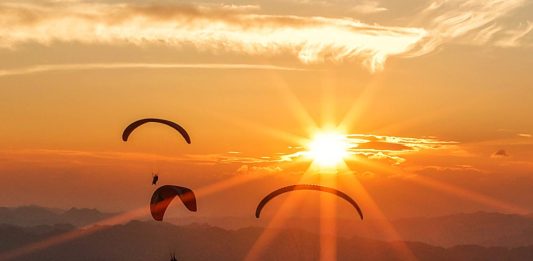 Cina: turisti in parapendio tra le montagne del Guizhou (2)