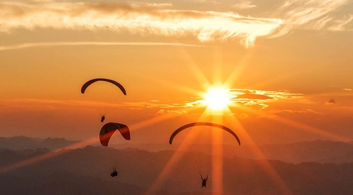 Cina: turisti in parapendio tra le montagne del Guizhou (2)