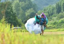 Cina: turisti in parapendio tra le montagne del Guizhou (3)