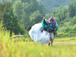 Cina: turisti in parapendio tra le montagne del Guizhou (3)