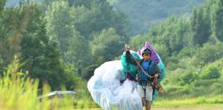 Cina: turisti in parapendio tra le montagne del Guizhou (3)