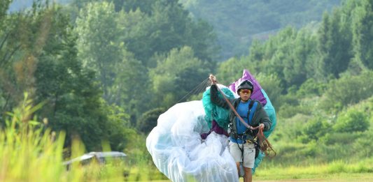 Cina: turisti in parapendio tra le montagne del Guizhou (3)