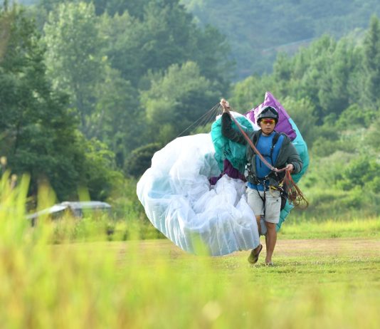 Cina: turisti in parapendio tra le montagne del Guizhou (3)