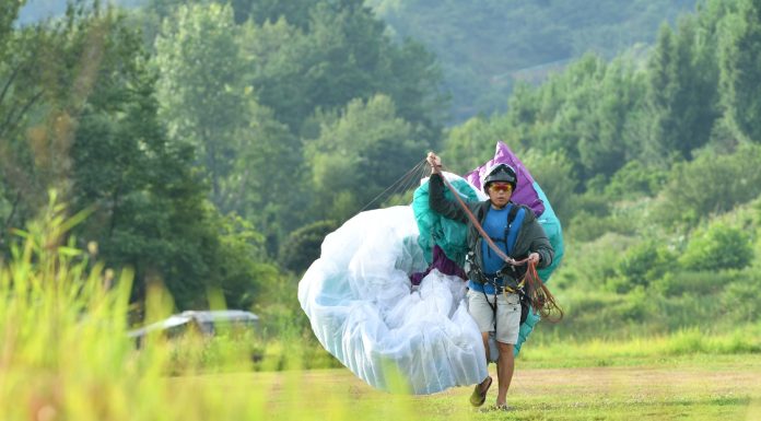 Cina: turisti in parapendio tra le montagne del Guizhou (3)