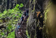 Cina: boom di turisti a Xuan’en durante le vacanze estive (1)
