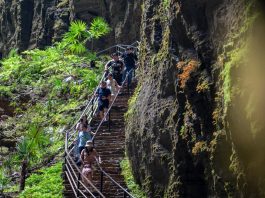 Cina: boom di turisti a Xuan’en durante le vacanze estive (1)