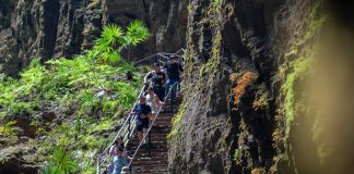 Cina: boom di turisti a Xuan’en durante le vacanze estive (1)