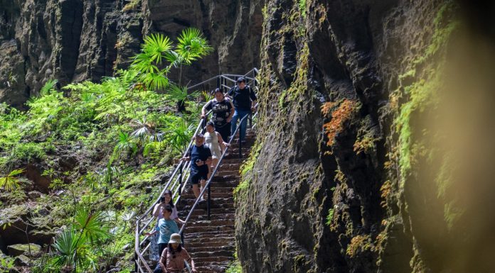 Cina: boom di turisti a Xuan’en durante le vacanze estive (1)