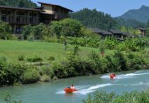 Cina: boom di turisti a Xuan’en durante le vacanze estive (2)