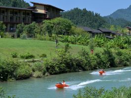 Cina: boom di turisti a Xuan’en durante le vacanze estive (2)