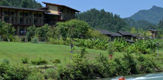 Cina: boom di turisti a Xuan’en durante le vacanze estive (2)