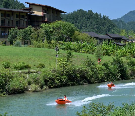 Cina: boom di turisti a Xuan’en durante le vacanze estive (2)