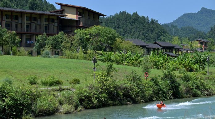 Cina: boom di turisti a Xuan’en durante le vacanze estive (2)