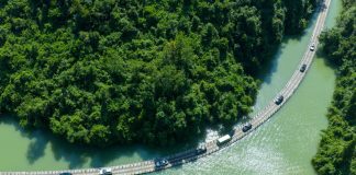 Cina: boom di turisti a Xuan’en durante le vacanze estive (3)