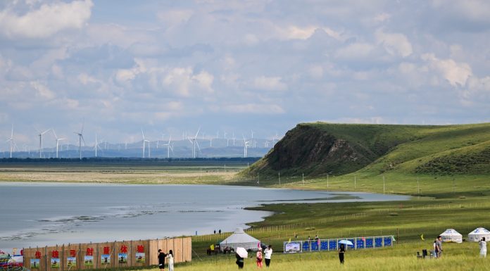 Cina: il “Lago di latte” affascina i turisti nella Mongolia Interna (1)