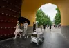 Cina: robot in servizio nel parco del Tempio del Cielo a Pechino (1)