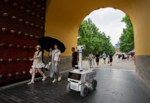Cina: robot in servizio nel parco del Tempio del Cielo a Pechino (1)