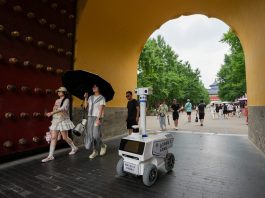 Cina: robot in servizio nel parco del Tempio del Cielo a Pechino (1)