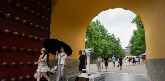 Cina: robot in servizio nel parco del Tempio del Cielo a Pechino (1)