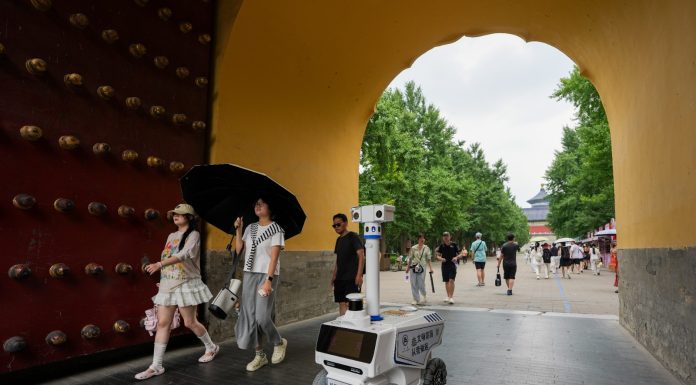 Cina: robot in servizio nel parco del Tempio del Cielo a Pechino (1)
