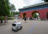 Cina: robot in servizio nel parco del Tempio del Cielo a Pechino (2)