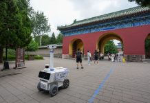 Cina: robot in servizio nel parco del Tempio del Cielo a Pechino (2)