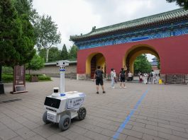 Cina: robot in servizio nel parco del Tempio del Cielo a Pechino (2)