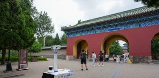 Cina: robot in servizio nel parco del Tempio del Cielo a Pechino (2)
