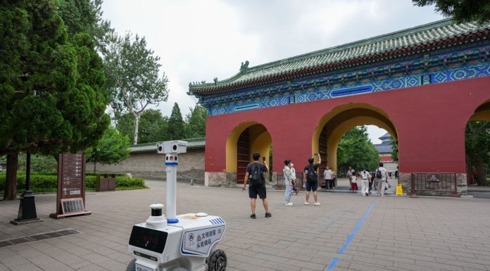 Cina: robot in servizio nel parco del Tempio del Cielo a Pechino (2)