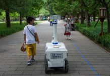 Cina: robot in servizio nel parco del Tempio del Cielo a Pechino (3)