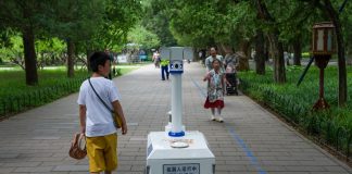Cina: robot in servizio nel parco del Tempio del Cielo a Pechino (3)